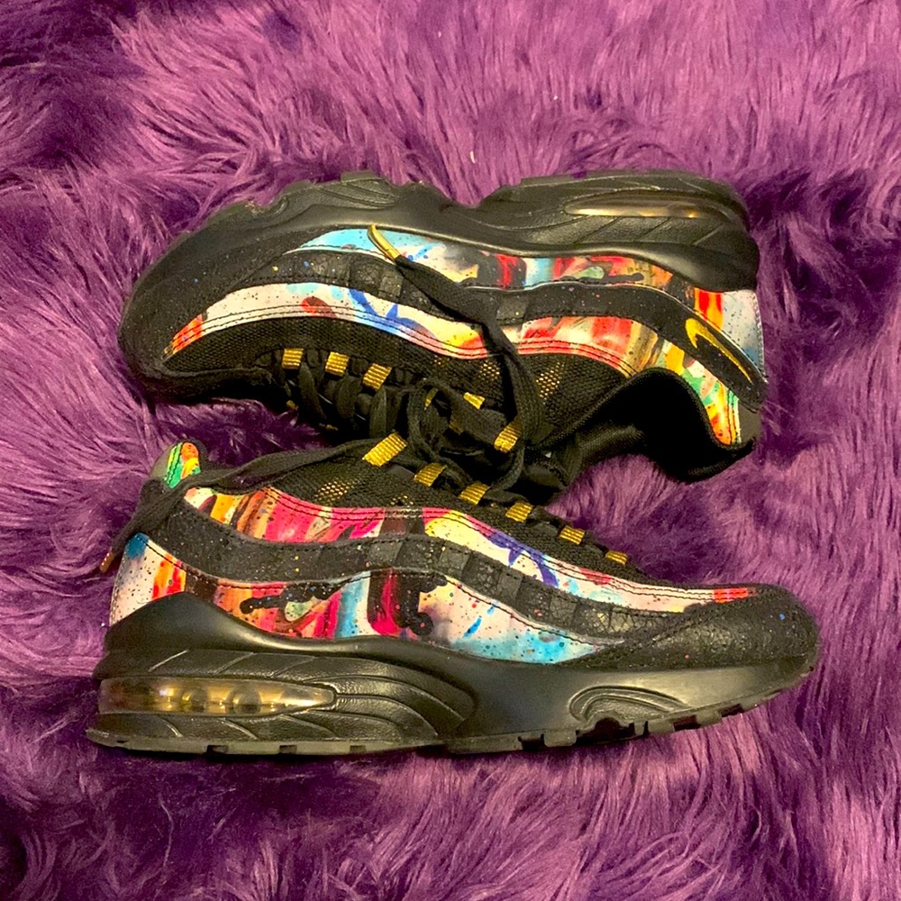 Nike, Vapormax. Women, [black] and [multicolored] [bearly worn]